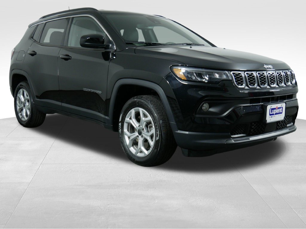 Used 2025 Jeep Compass Latitude AWD/4WD image 2