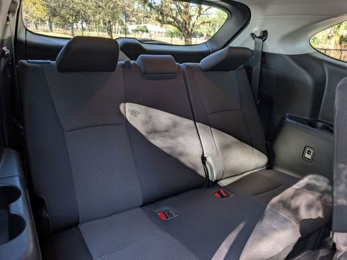 Used 2020 Toyota Highlander L image 18