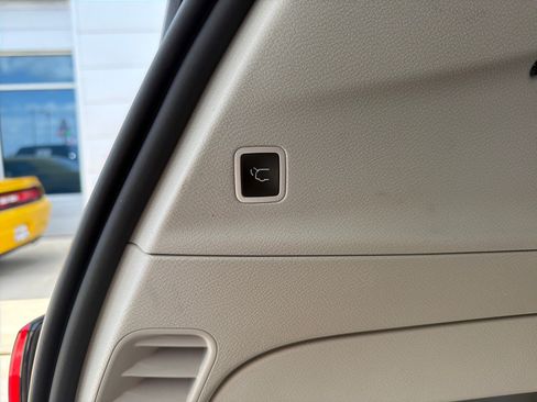 Used 2023 Chrysler Voyager LX FWD image 10