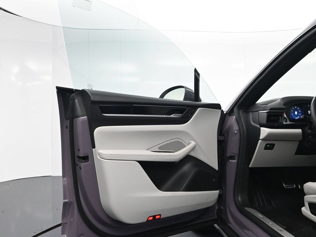 Certified 2025 Porsche Macan 4S Electric AWD/4WD image 15