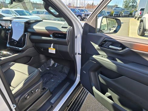 New 2026 GMC Yukon XL Denali w/ Denali Reserve Package image 10