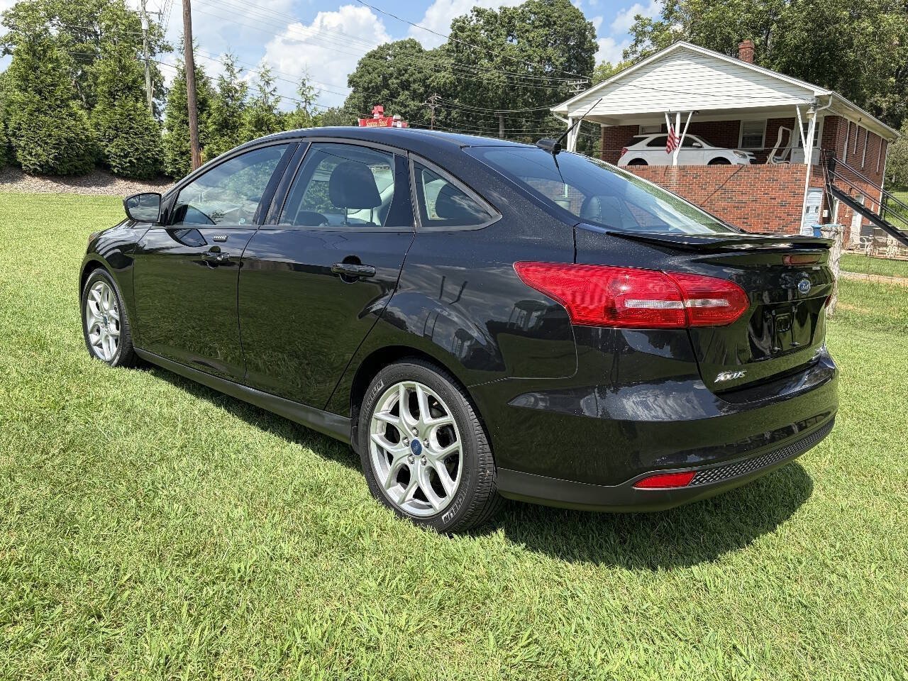 Used 2015 Ford Focus SE w/ Equipment Group 201A FWD image 2