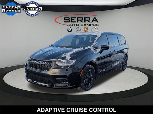 Used 2022 Chrysler Pacifica Limited w/ Uconnect Theater Family Group image 1