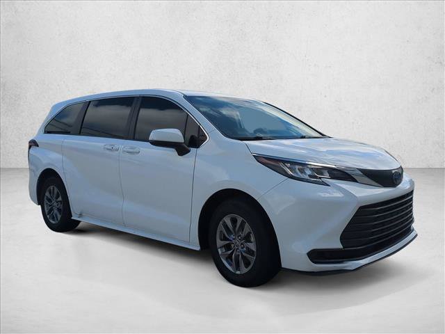 Used 2023 Toyota Sienna LE FWD image 3