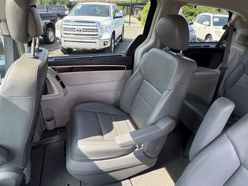 Used 2013 Volkswagen Routan SEL Premium FWD image 13