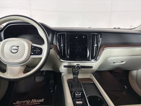 Used 2021 Volvo S60 T5 Momentum w/ Advanced Package image 22