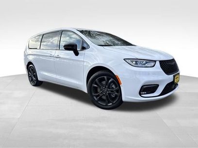 New 2026 Chrysler Pacifica Select