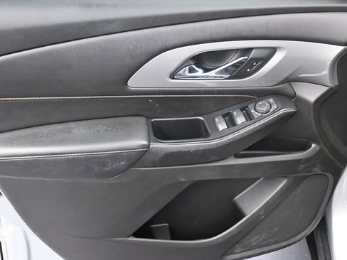 Used 2021 Chevrolet Traverse LT image 11