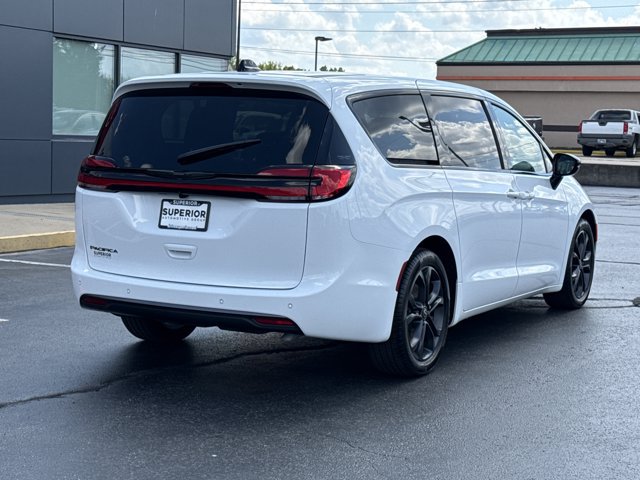 Used 2026 Chrysler Pacifica Select FWD image 3