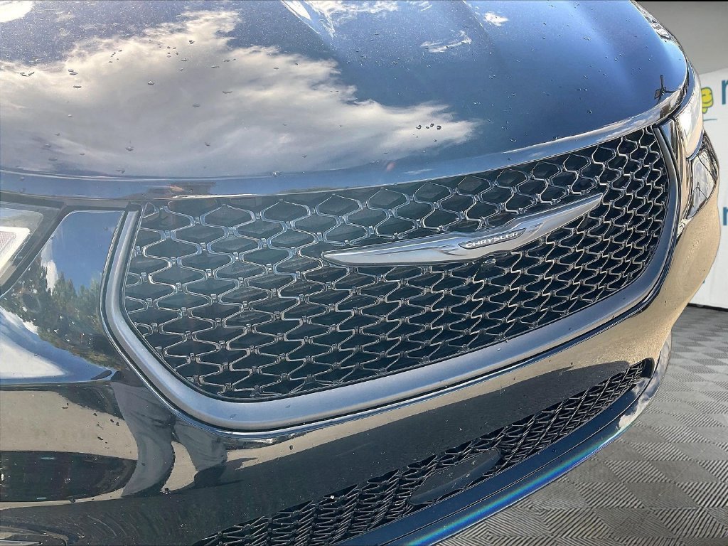 Used 2025 Chrysler Pacifica Limited FWD image 29