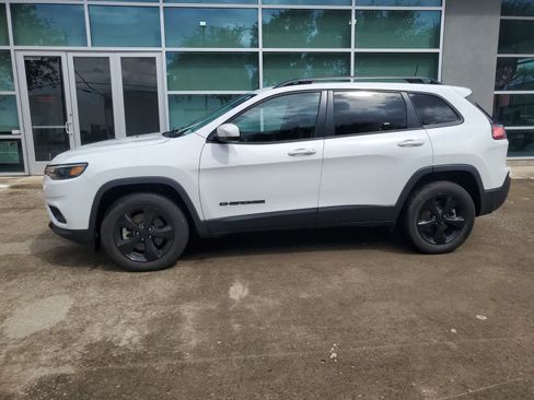 Used 2021 Jeep Cherokee Latitude Plus AWD/4WD image 3