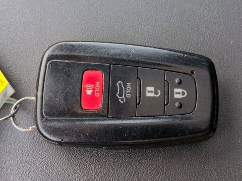 Used 2021 Toyota Highlander XLE FWD image 32