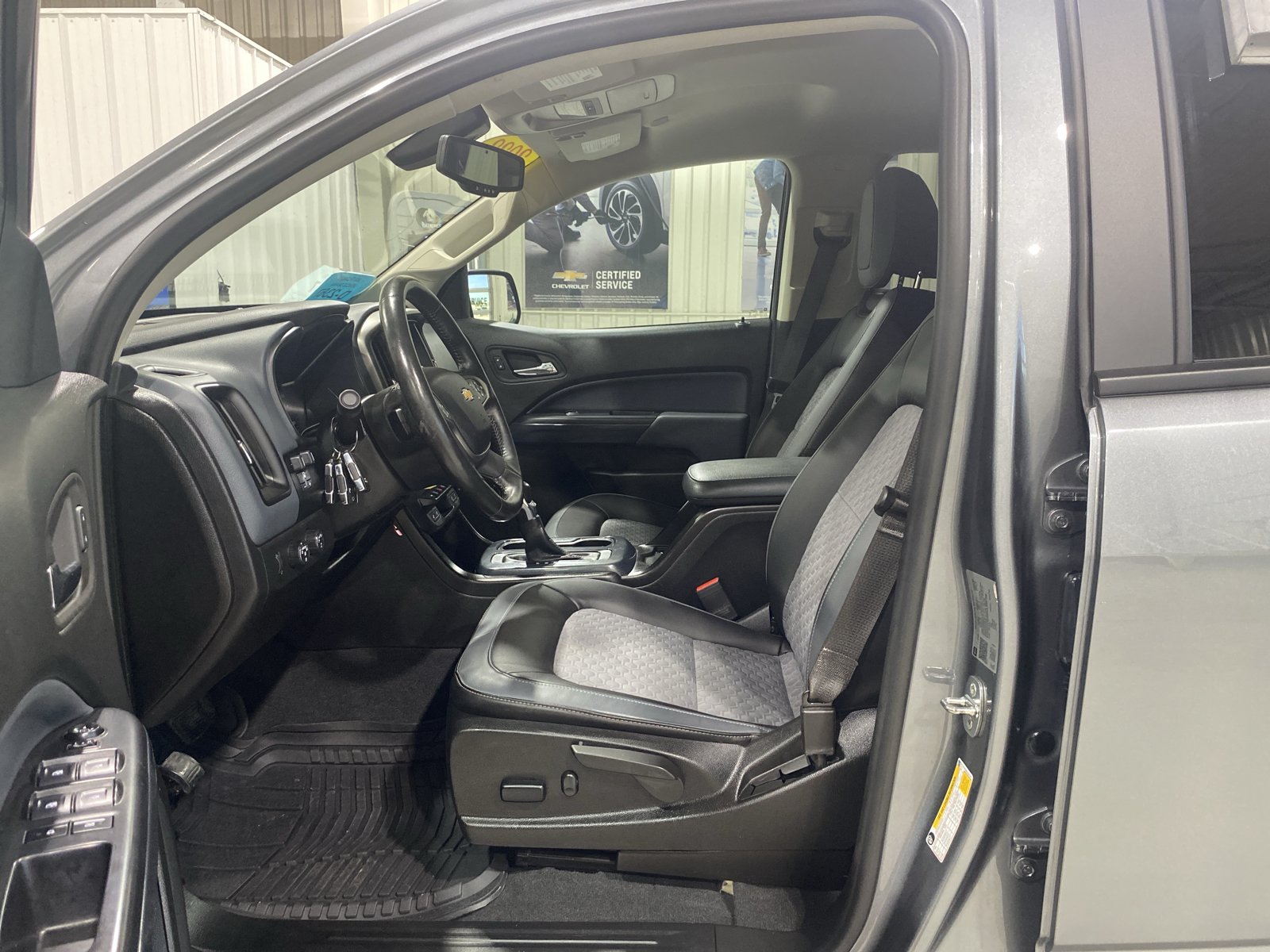 Used 2022 Chevrolet Colorado Z71 AWD/4WD image 2