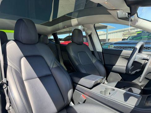 Used 2022 Tesla Model Y Long Range image 17