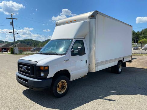 Used 2017 Ford E-450 and Econoline 450 Super Duty image 2