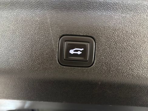 Used 2023 GMC Yukon SLT w/ SLT Luxury Package RWD image 9