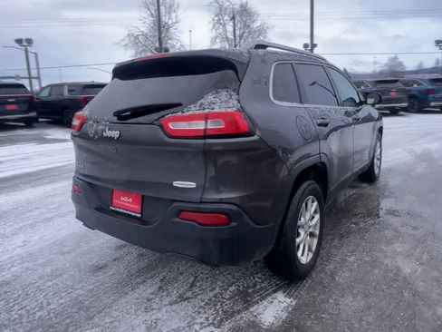 Used 2016 Jeep Cherokee Latitude w/ Cold Weather Group AWD/4WD image 8