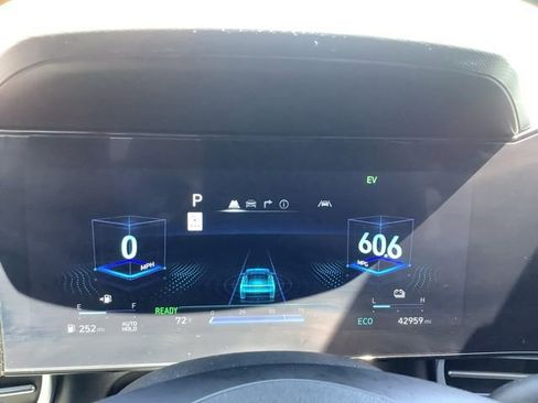 Used 2024 Hyundai Elantra Blue image 36