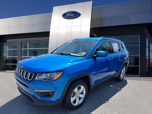Used 2018 Jeep Compass Latitude w/ Popular Equipment Group FWD image 3