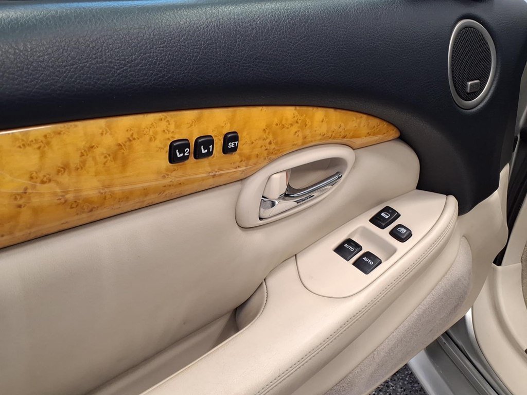 Used 2002 Lexus SC 430 Convertible RWD image 8