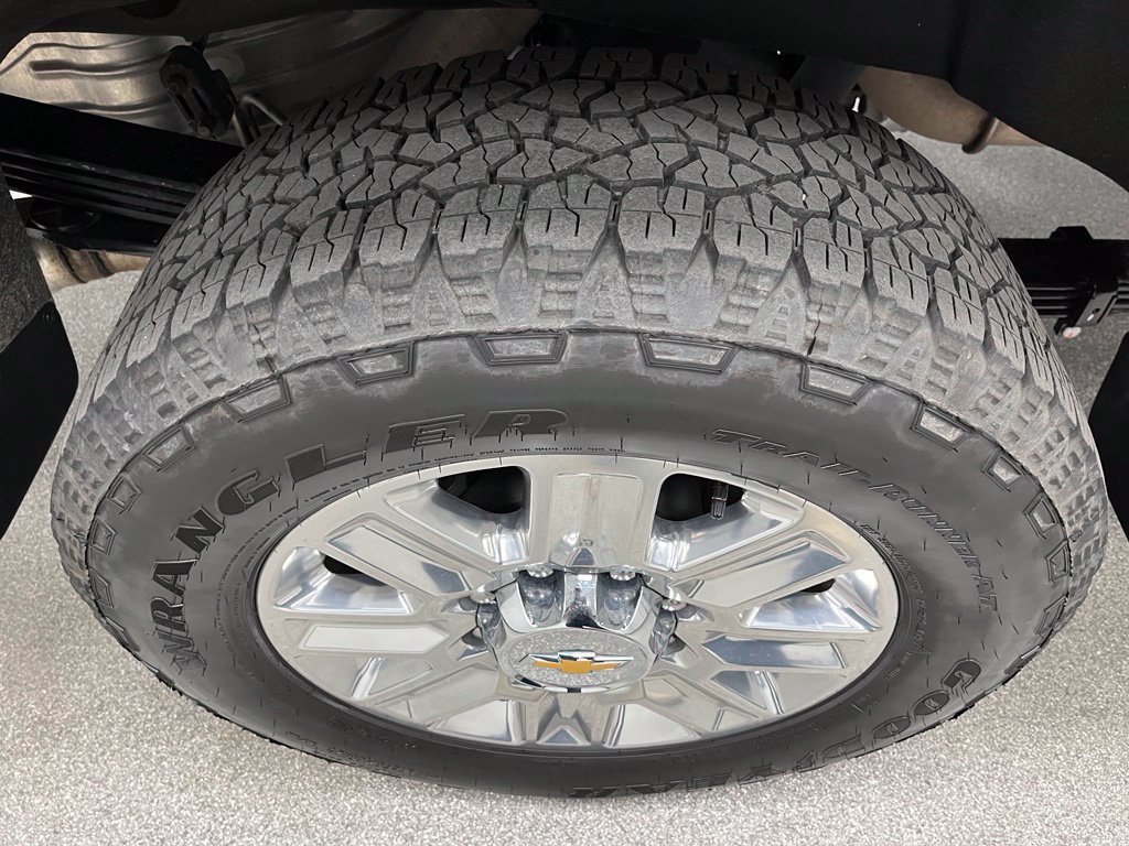 Used 2024 Chevrolet Silverado 2500 High Country w/ Technology Package AWD/4WD image 17