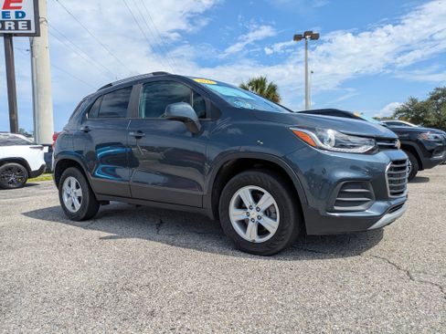 Used 2022 Chevrolet Trax LT w/ LT Convenience Package AWD/4WD image 2