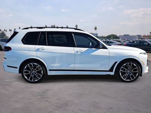Used 2025 BMW X7 M60i image 4