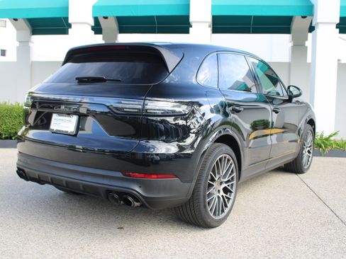 Certified 2023 Porsche Cayenne Platinum Edition image 7