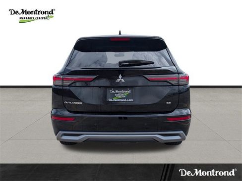 Used 2025 Mitsubishi Outlander SE image 6