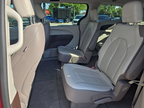 Used 2019 Chrysler Pacifica Touring-L w/ Advanced Safetytec Group FWD image 14