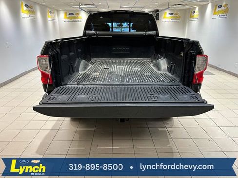 Used 2017 Nissan Titan SV image 16