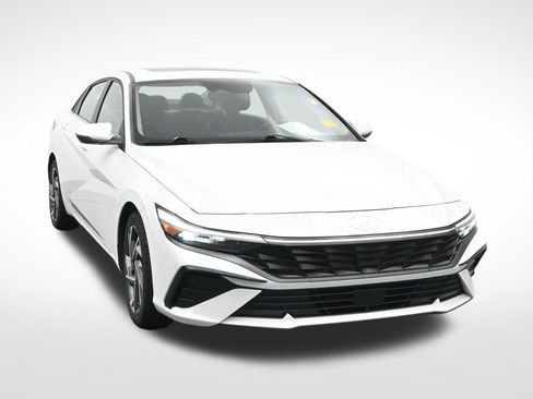 Used 2025 Hyundai Elantra Limited FWD image 3