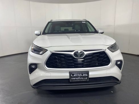 Used 2024 Toyota Highlander XLE AWD/4WD image 5