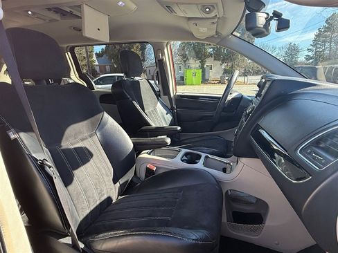 Used 2016 Chrysler Town & Country Limited image 22