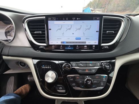 Used 2023 Chrysler Pacifica Touring-L image 9