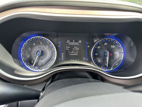 Used 2018 Chrysler Pacifica Touring Plus w/ Tire & Wheel Group FWD image 27