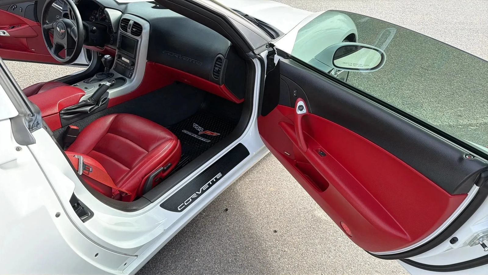 Used 2005 Chevrolet Corvette Coupe w/ Preferred Equipment Group RWD image 14