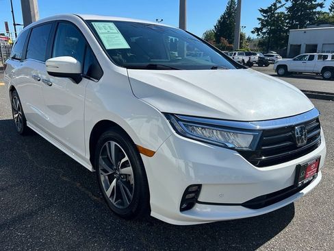 Used 2023 Honda Odyssey Touring image 3