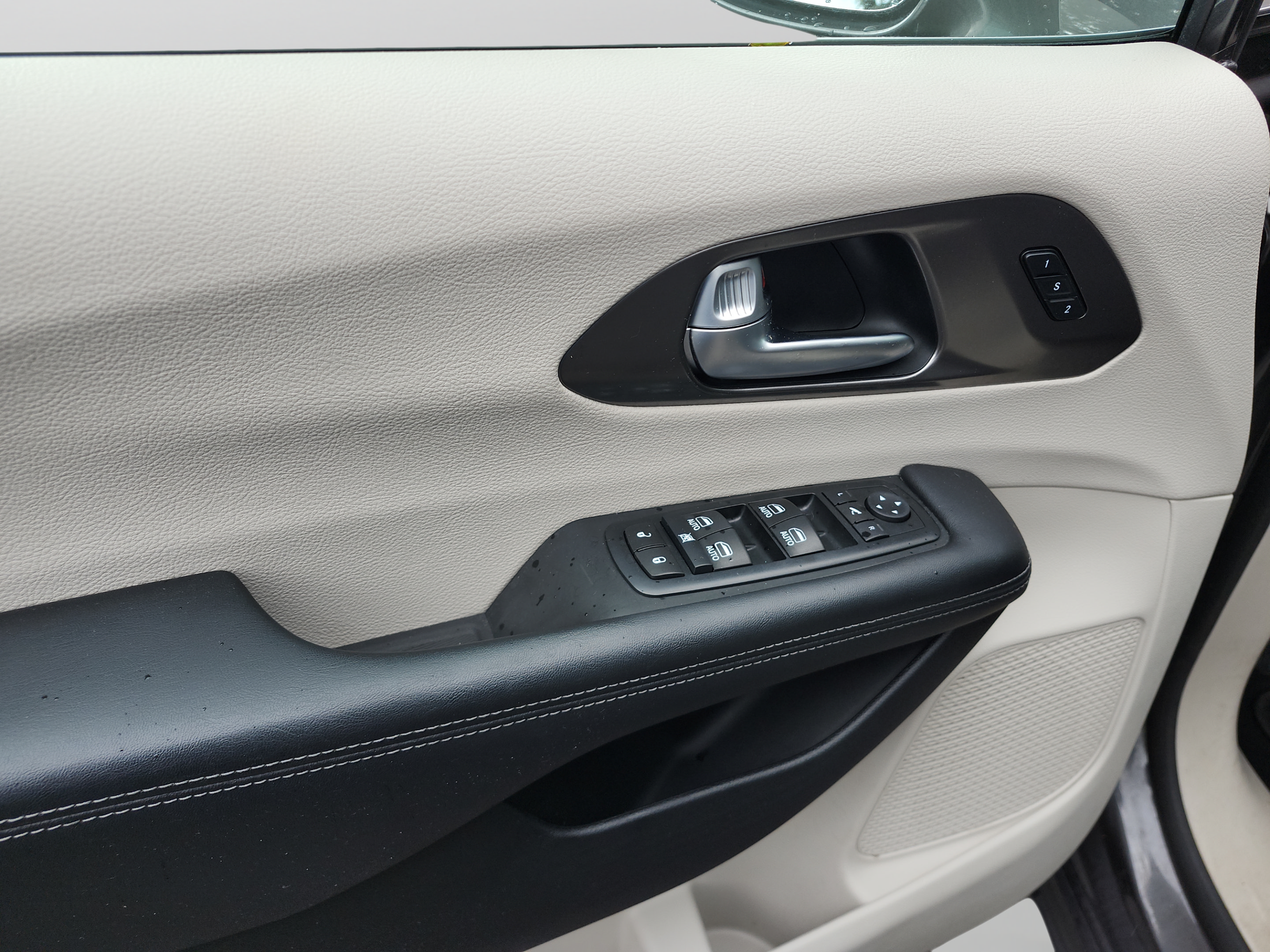 Used 2017 Chrysler Pacifica Limited FWD image 16