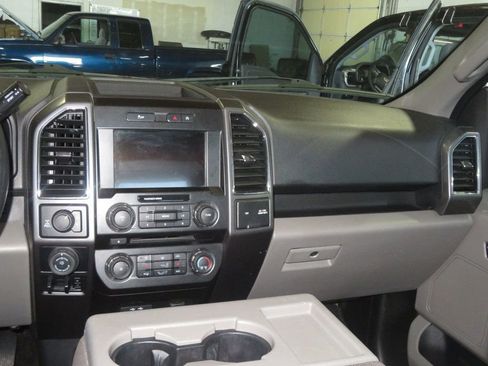 Used 2017 Ford F150 XLT w/ Equipment Group 302A Luxury AWD/4WD image 39