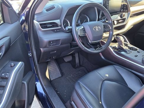 Used 2021 Toyota Highlander XLE image 9