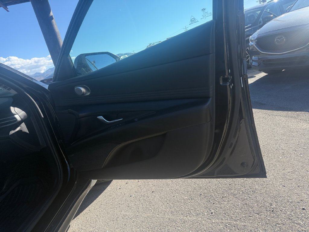 Used 2021 Hyundai Elantra Limited FWD image 28