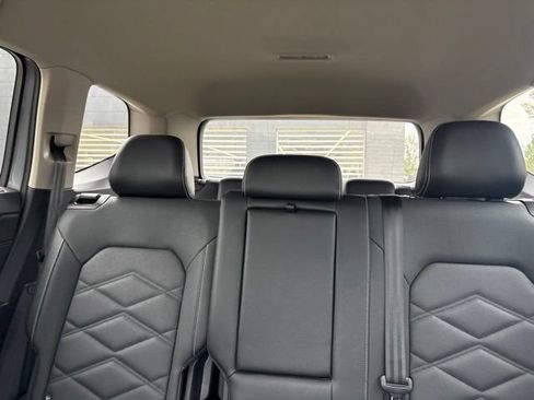 Used 2025 Volkswagen Atlas SE FWD image 37