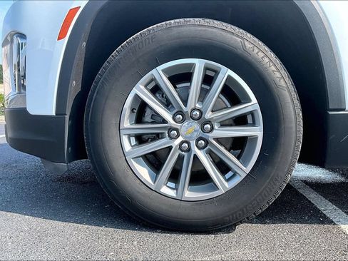 Used 2023 Chevrolet Traverse LT FWD image 2