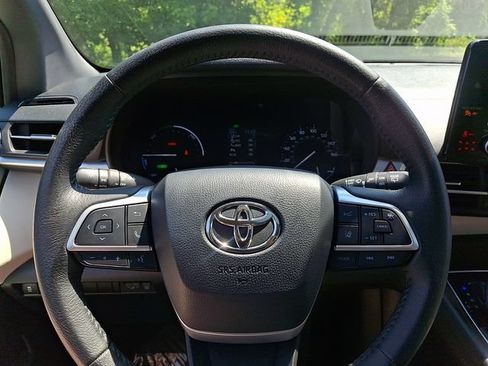 Used 2021 Toyota Sienna XLE FWD image 22