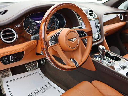 Used 2019 Bentley Bentayga image 29