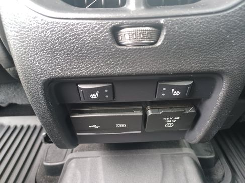 Used 2019 Jeep Cherokee Overland w/ Technology Group AWD/4WD image 13