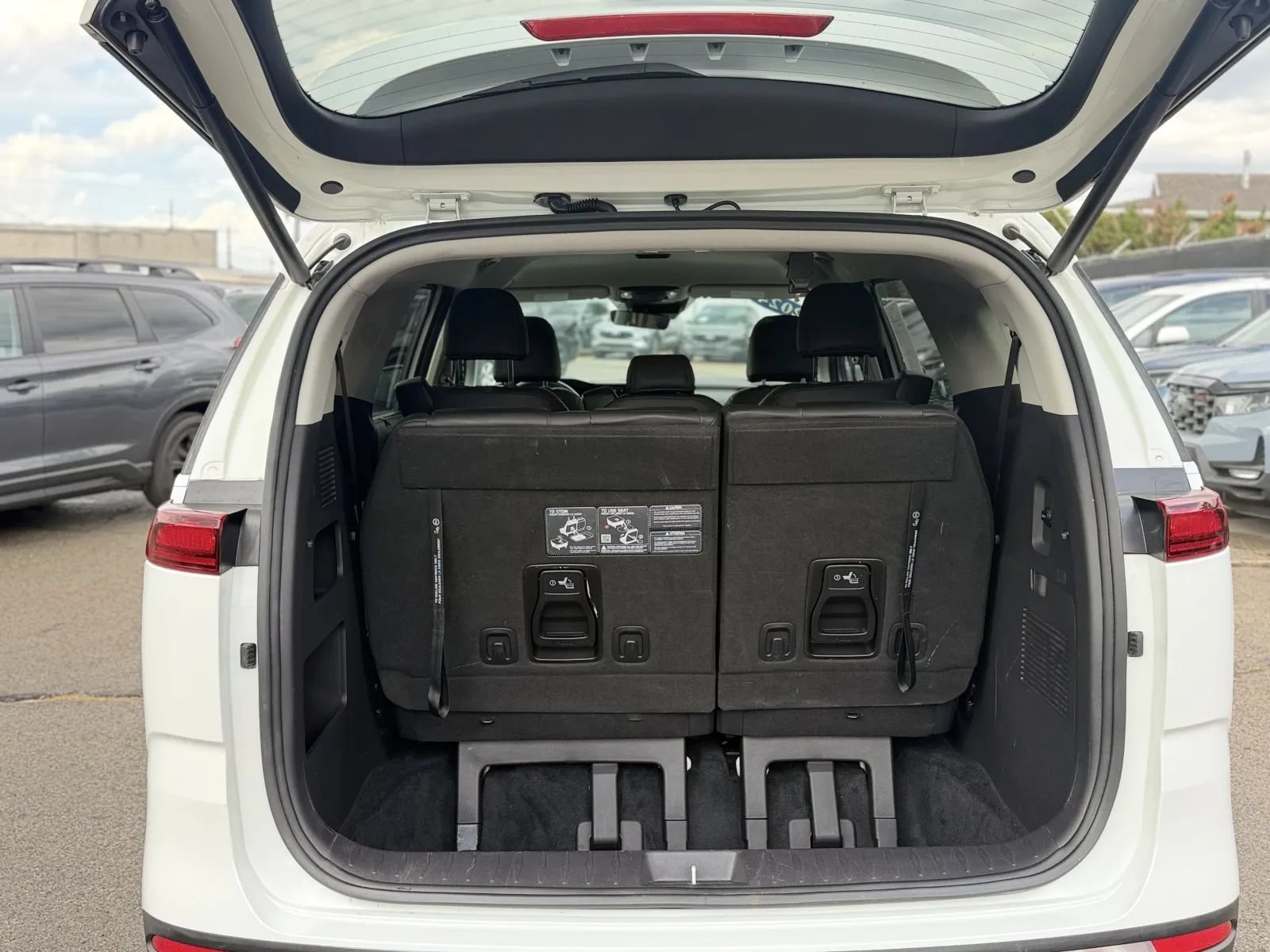 Used 2024 Kia Carnival EX FWD image 17