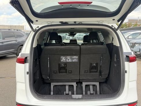 Used 2024 Kia Carnival EX FWD image 17