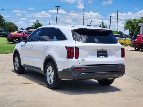 Certified 2023 Kia Sorento LX FWD image 5